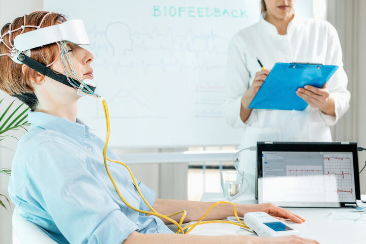 Brain training session with sensors